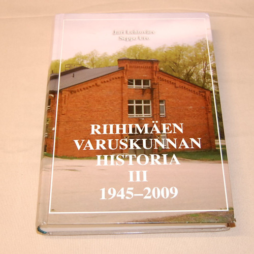 Jari Lehtoväre - Seppo Uro Riihimäen varuskunnan historia III 1945-2009